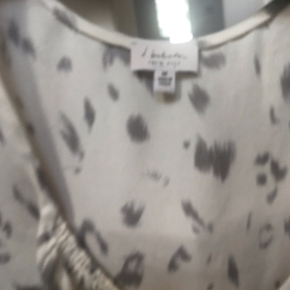 Aritzia t. Babaton silk short sleeve blouse. Size medium. - Picture 3 of 3